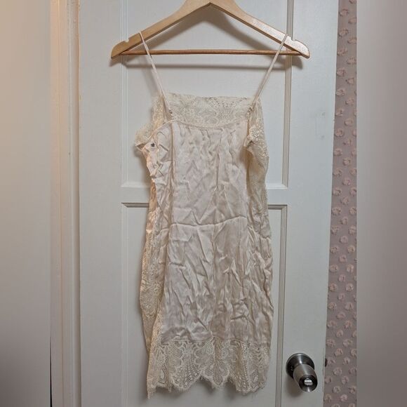 NWOT Lovers And Friends Slip Dress Size Small Lightweight Lace Pretty Size Small - Picture 3 of 4